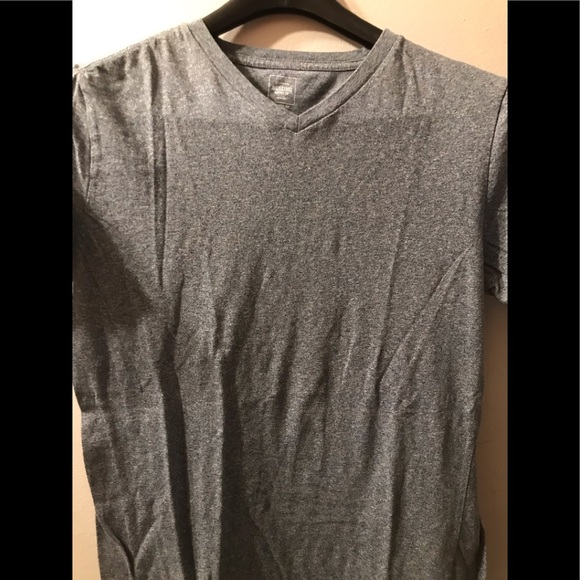 2  Mossimo V neck T shirt! Preowned in excellent condition - Picture 3 of 13